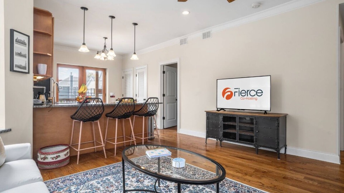 North Center Apartment | New Listing/20% Discount 32+/Fast Wi-Fi/1 Parking Spot!