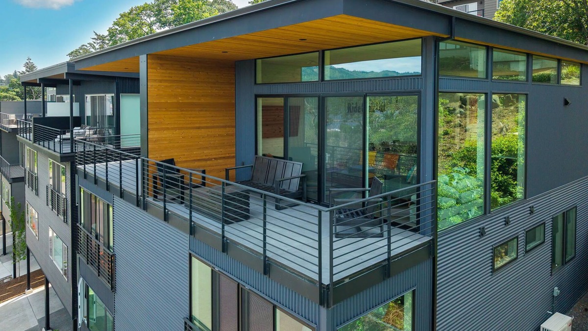 Hood River House | NEW LISTING, 4 bed, 3.5 bath, amazing view w/an elevator