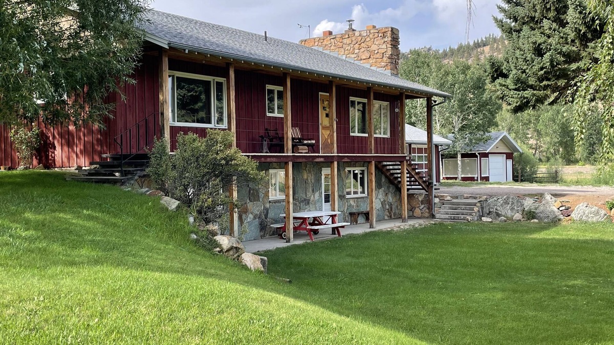 Wolf Creek House | NEW LISTING! 4 BR 2 BATH- PRIVATE Retreat Sleeps 12! Large Boat parking!