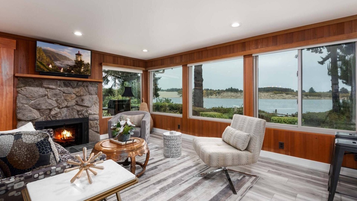 Florence House | *New Listing* Beautiful Riverfront Cottage, Newly Remodeled with Amazing Views, BBQ, Close to Town.