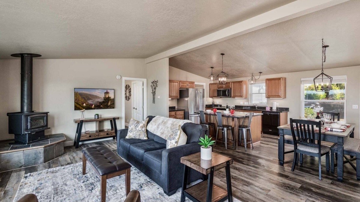 Florence House | *New Listing* Beautiful lake view home with shared lake access, gas grill and amazing views