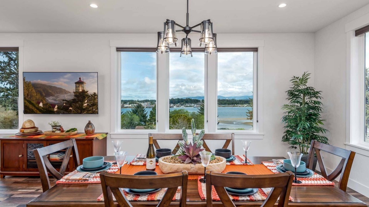 Florence House | New Listing! Beautiful upscale bay view home, gas grill, game room, pet friendly