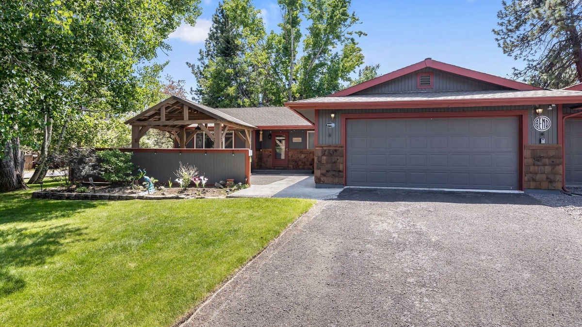 Southeast Bend House | New Listing! Bend Home ~ Dog Friendly ~ Fenced Yard ~ Hot Tub!