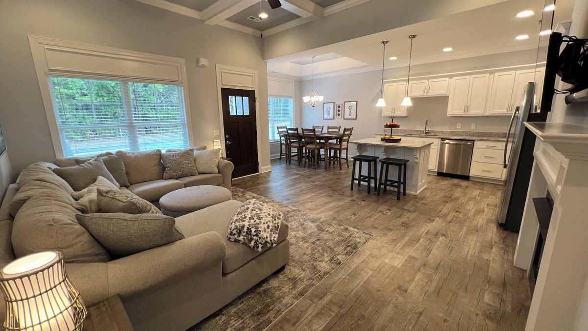Collegedale House | NEW LISTING! Charming 3-bedroom townhome with WiFi and AC in fabulous Ooltewah