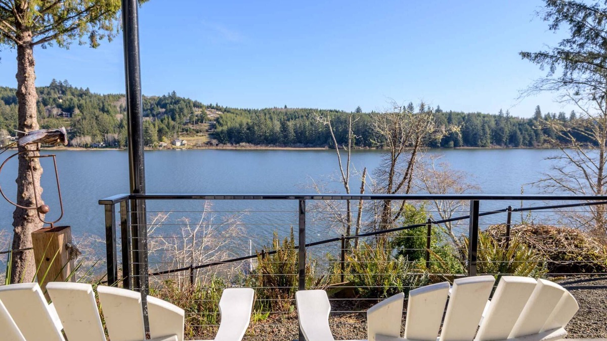 Dunes City House | New Listing Fabulous Lakefront Home on Siltcoos Lake, Private Dock, Hot Tub, Kayaks, BBQ