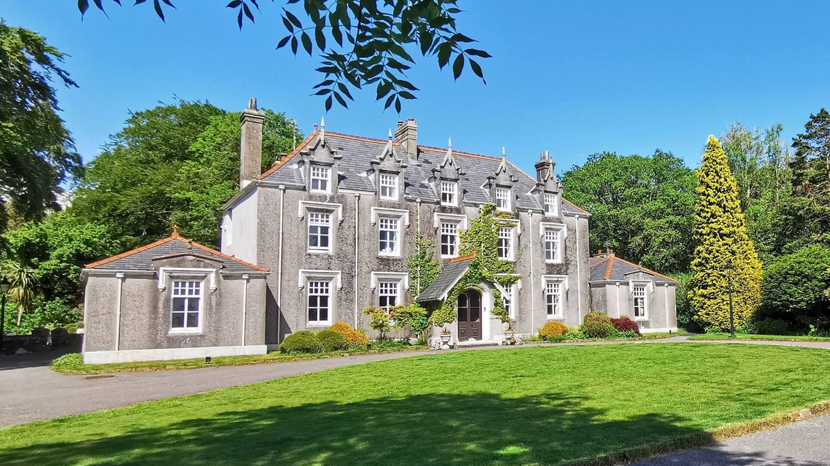 Margam Apartment | NEW Listing - Fairytale Manor House with Indoor Swimming Pool