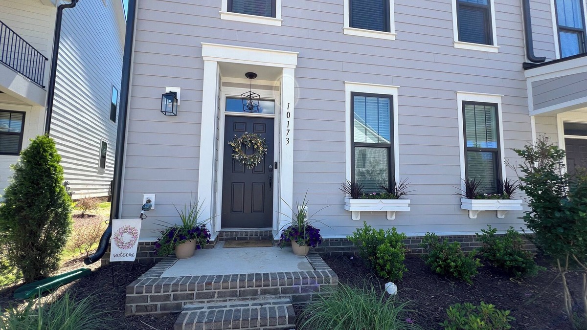 Concord House | New Listing! Full Upstairs Space