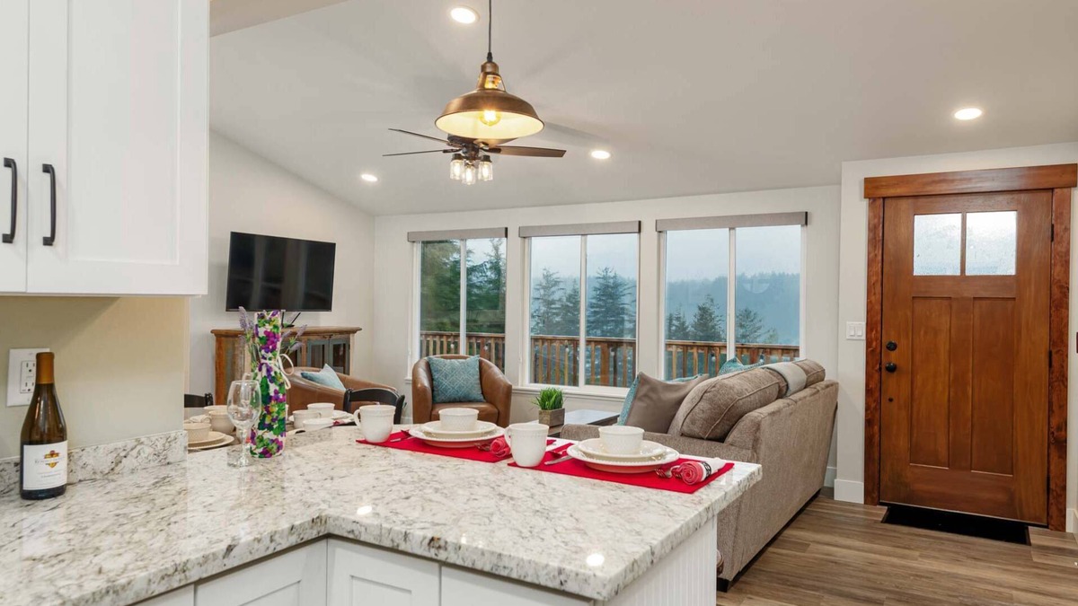 Florence House | * New Listing* Gorgeous Newly Remodeled Lake house, Amazing Views, Gas grill, Pet Friendly