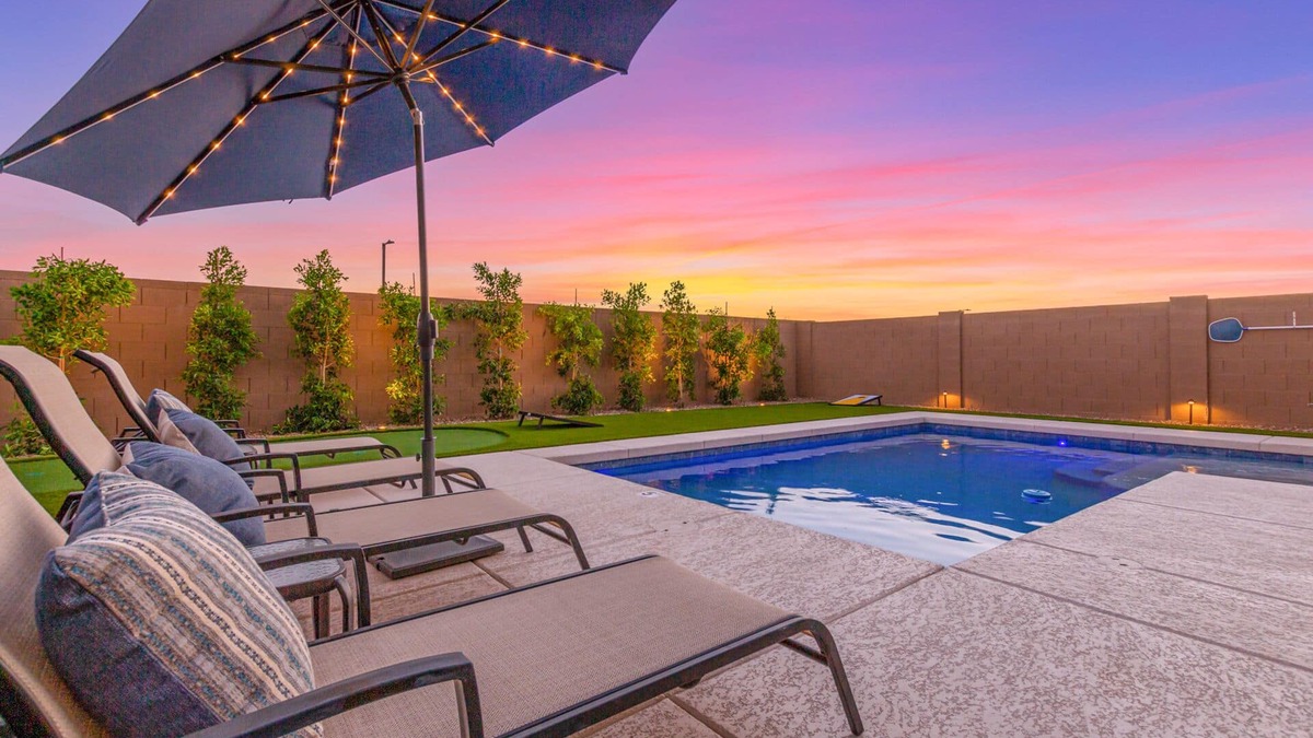 Desert View House | New Listing! Heated Sparkling Pool, Fast Wifi, King Bed, Putting Green!
