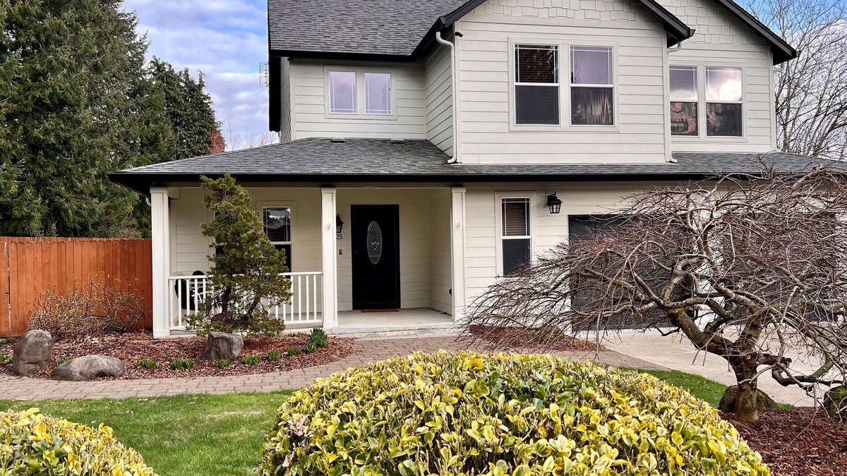 Washougal House | New listing: Home is bright & cheery!