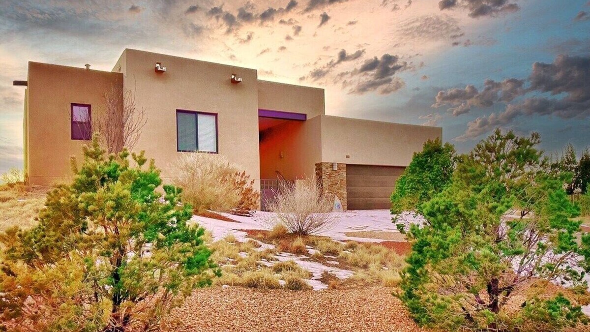 Santa Fe House | NEW LISTING: Modern Adobe styled sanctuary 10 minutes from downtown Santa Fe