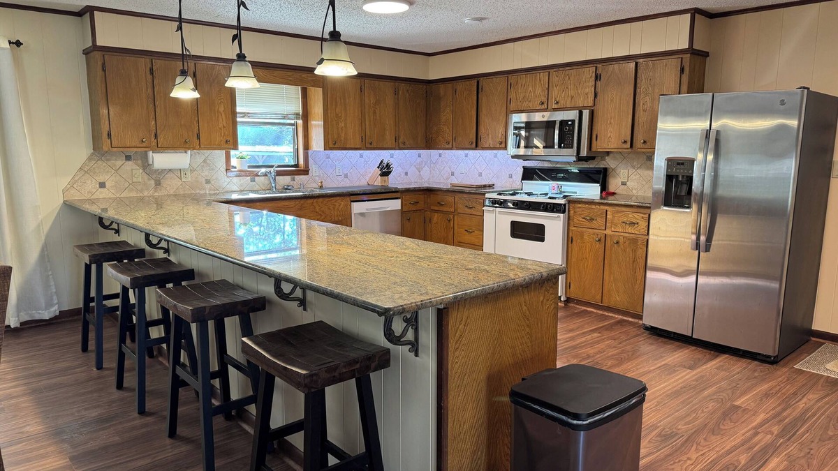 Negreet House | New Listing! Negreet Retreat#2 Waterfront Midlake Toledo Bend Sleeps 12. Hot Tub