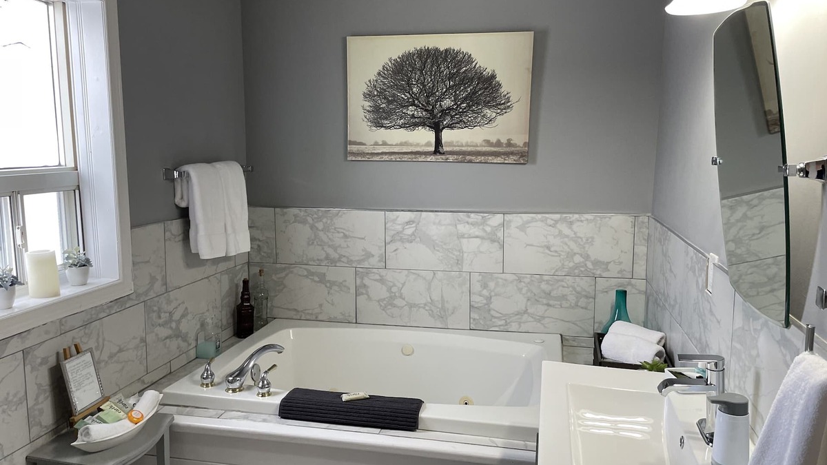 Niagara Falls Apartment | NEW LISTING ♥ Penthouse Jacuzzi Suite On The Niagara Parkway !