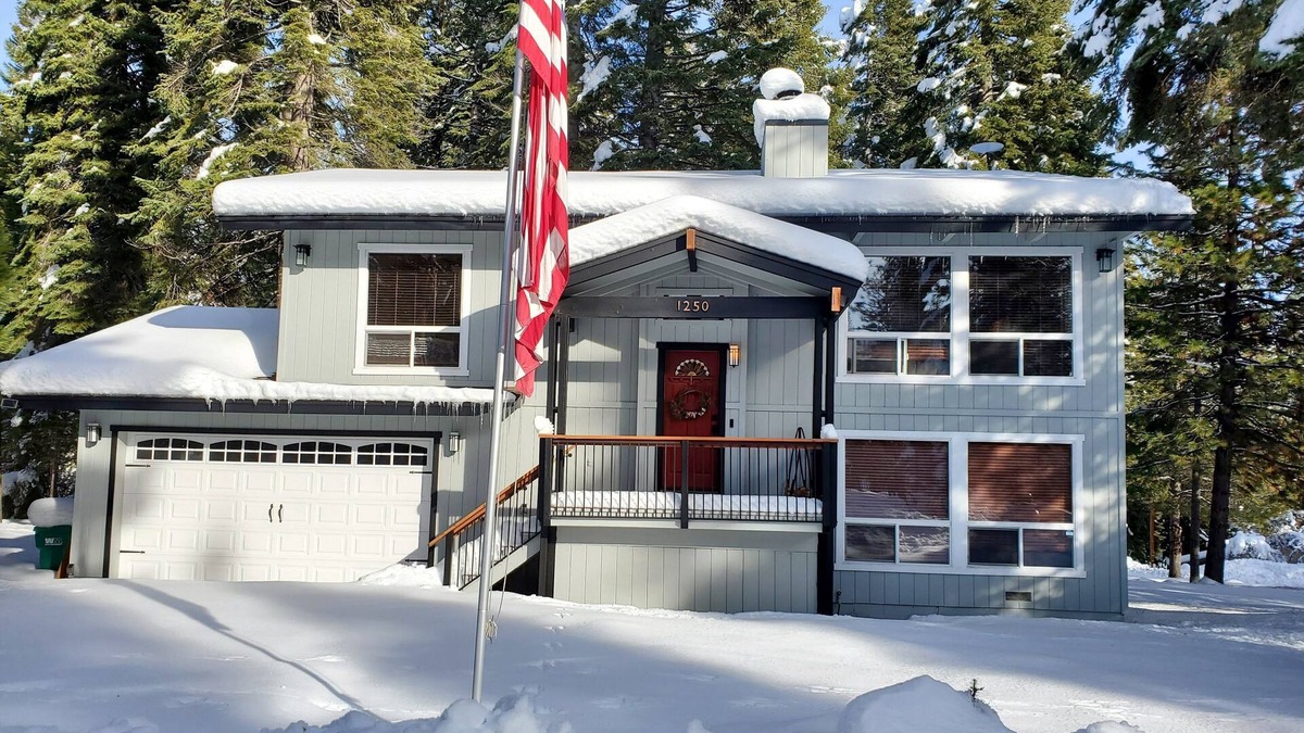 Lake Almanor Country Club House | New Listing! Perfect location around the corner from Rec 2 in LACC!