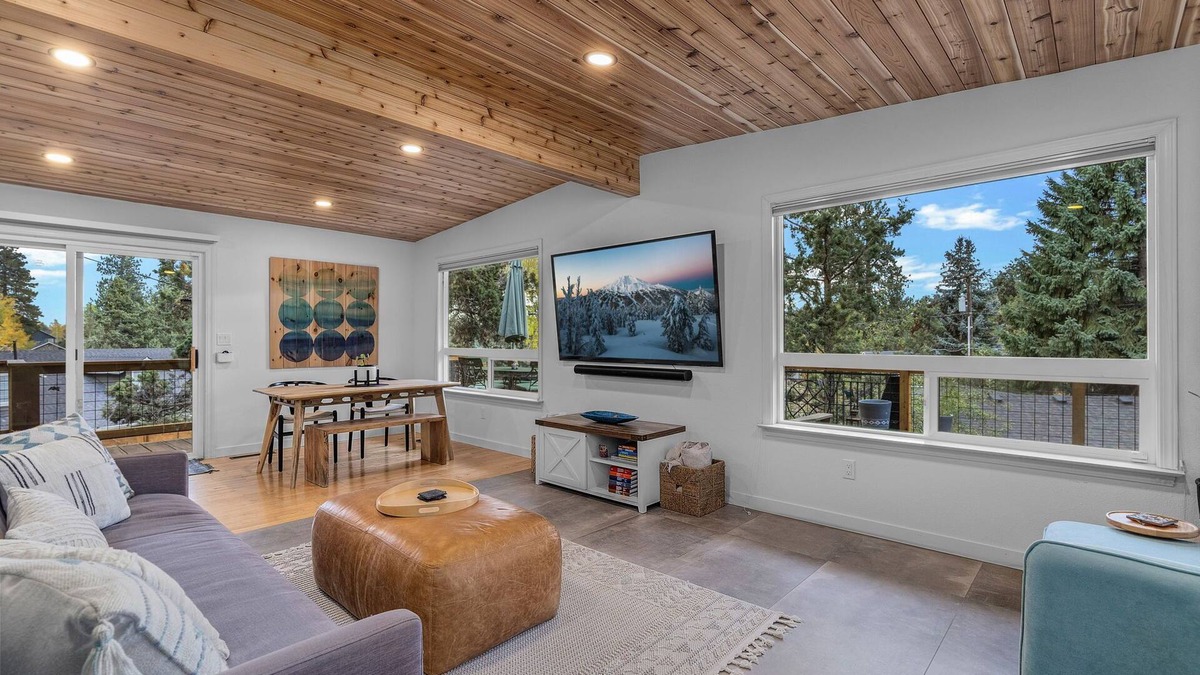 Larkspur House | New Listing! Private Hot Tub ~ Fire pit ~ Dog Friendly
