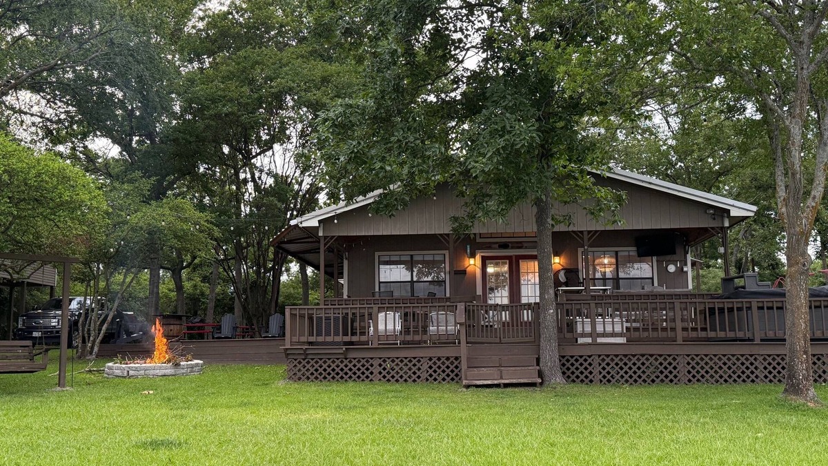 Robertson County House | New Listing - Private Lake Retreat with 2 Homes, 5 Bedroom, Hot Tub, and more