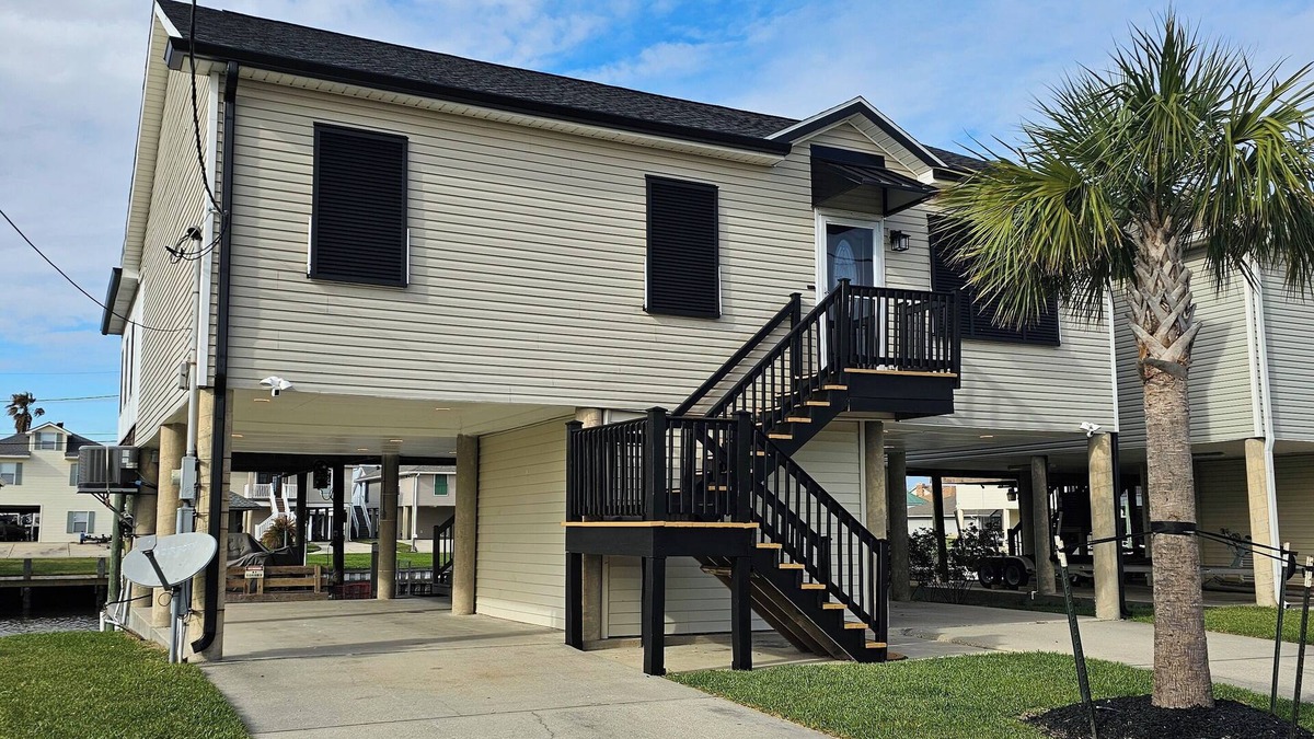 Barataria House | New listing!Raised waterfront property for some great fishing and entertaining