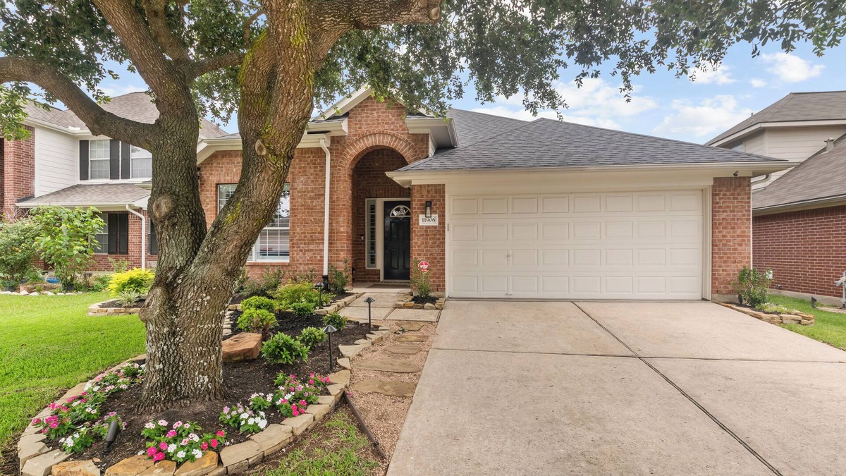 Tomball House | NEW LISTING - Refined Comfort Meets Pet-friendly Backyard Serenity