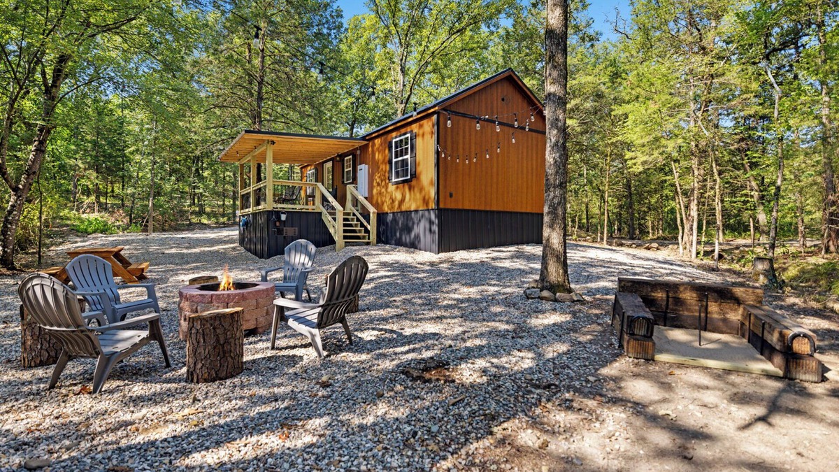 Ringold Cabin | NEW LISTING Tiny cabin, full kitchen, private back deck, fire pit, near lake
