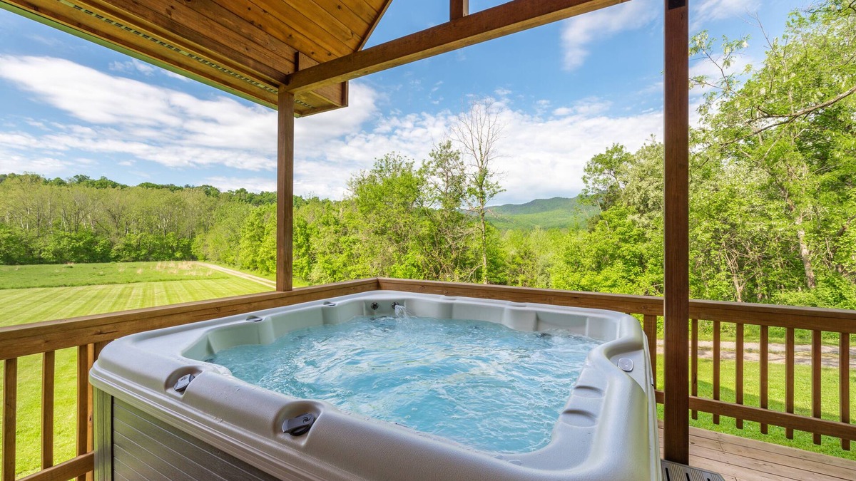 Luray Cabin | NEW Log Cabin by the River! Perfect Relaxing Retreat-Views & hot tub!