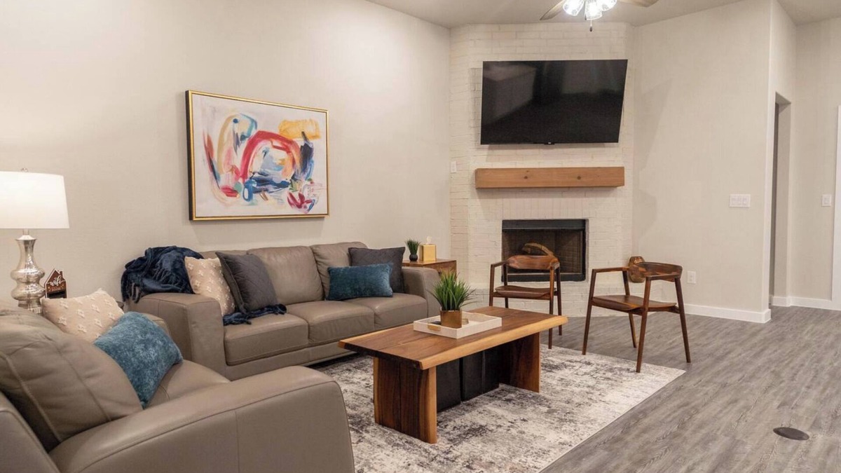 Lubbock House | New Long Term Stays Modern 4BR 2B 1 Car Garage Sleeps 10
