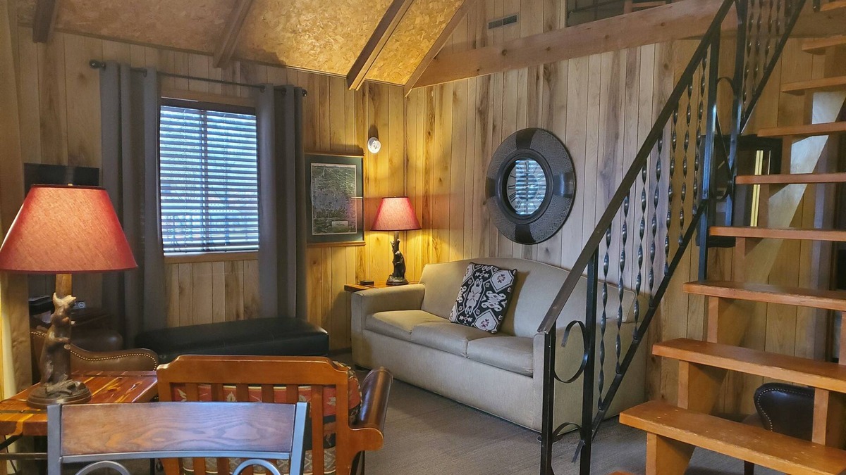 Ridgedale Cottage | New Low Rates for Walk-to-the-Lake Cottage w/Dock. Close to it All!