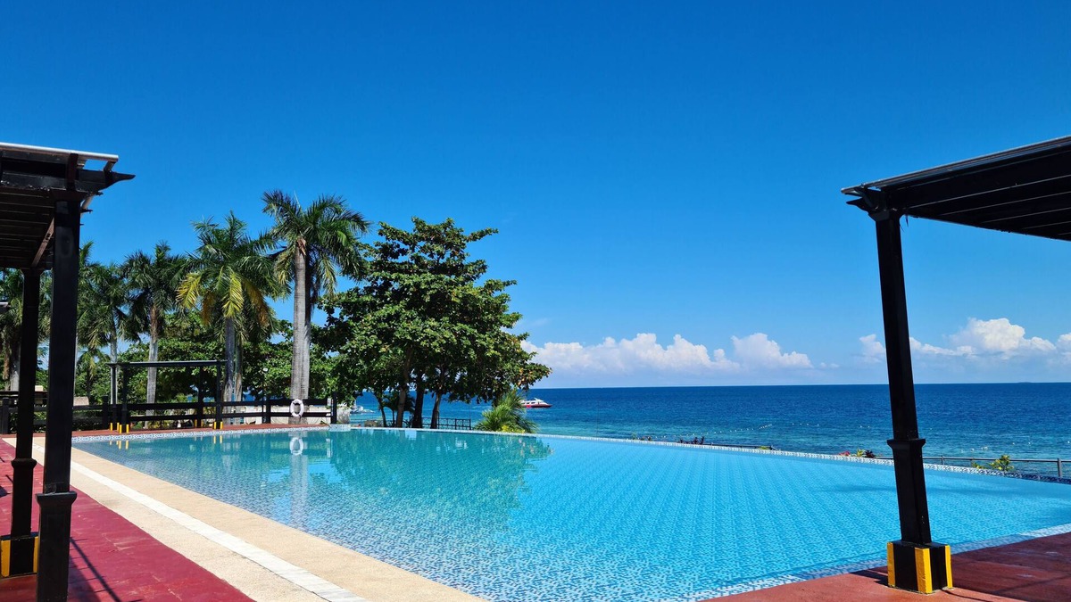 Lapu-Lapu Condo | New Lux. 2 BR Condo - 2 Pools, Gym, woow seaviews, Beach, Tours behind Newtown