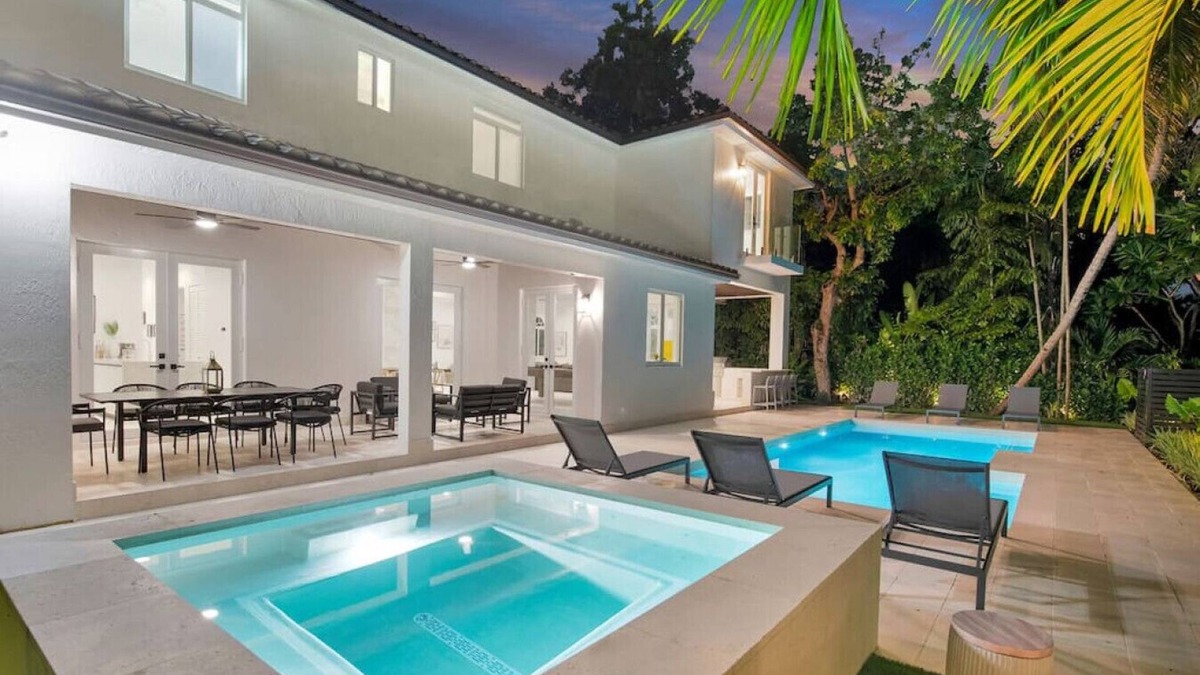 Coral Terrace Villa | New Lux Modern w/Pool, Jacuzzi, Billiards, B-ball