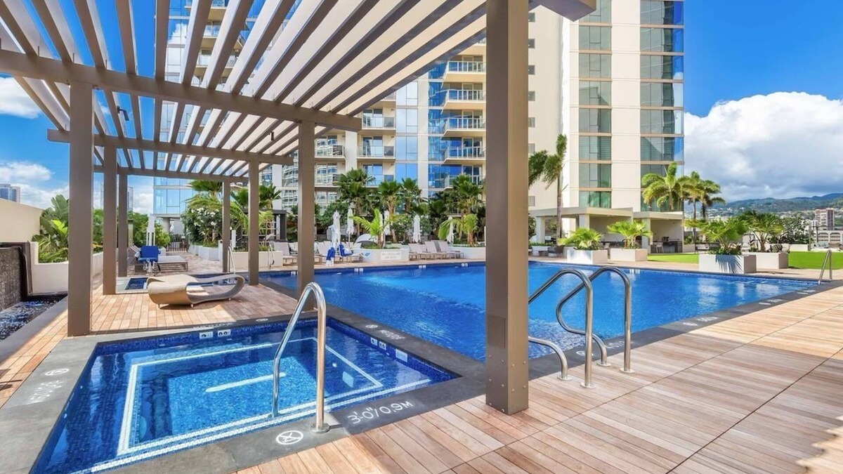 Ala Moana Condo | New Luxurious condo in Ala Moana, High Floor overlooking the Ocean and Mountains