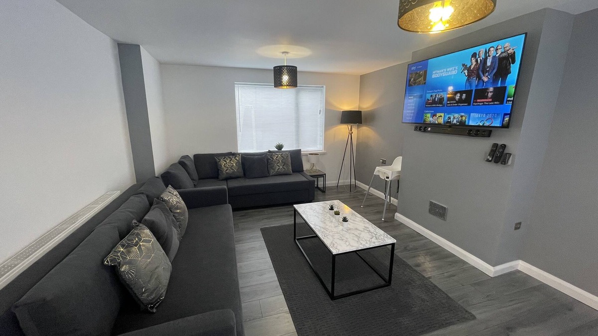 Pleasley House | NEW Luxurious Modern Large 3 Bedroom House (10 Guests and more)