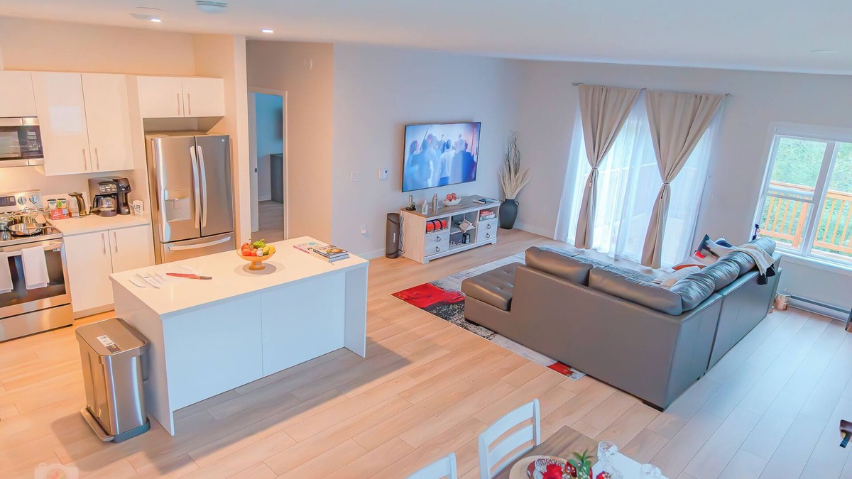Elmsdale House | New luxurious suite near Halifax Airport.- Starz at Night