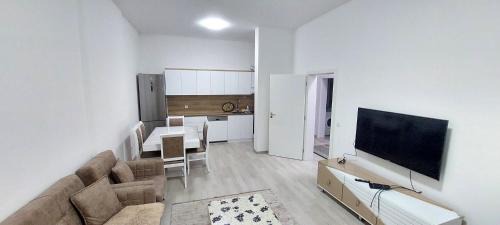Ferizaj Apartment | New Luxury 1st Story with balcony - 3 rooms 1 bathroom kitchen tv-wifi -city