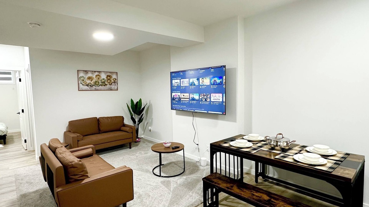 Airdrie House | New Luxury 2-Bedroom Suite