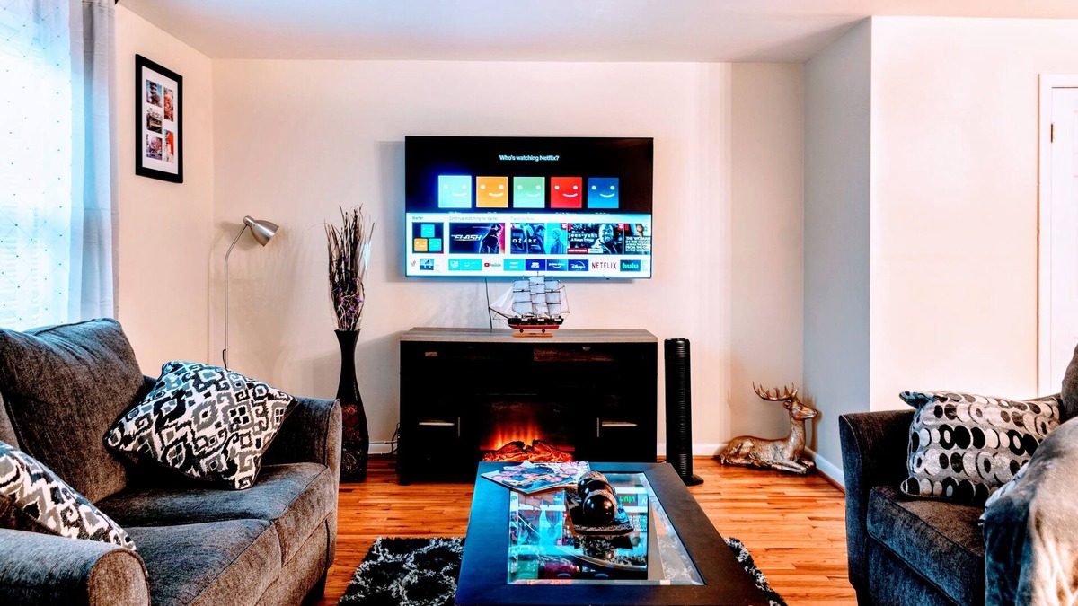 Garrison House | New!!! Luxury-3BR-Townhome w/ Free Wifi and Parking