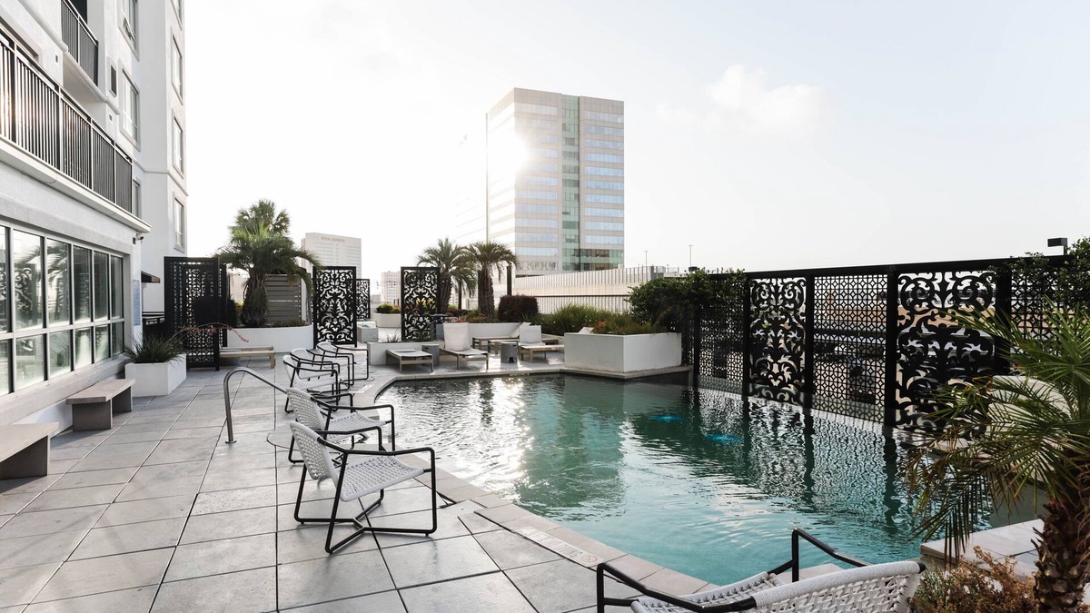 Uptown Condo | New Luxury Condo! XL suite across from Galleria
