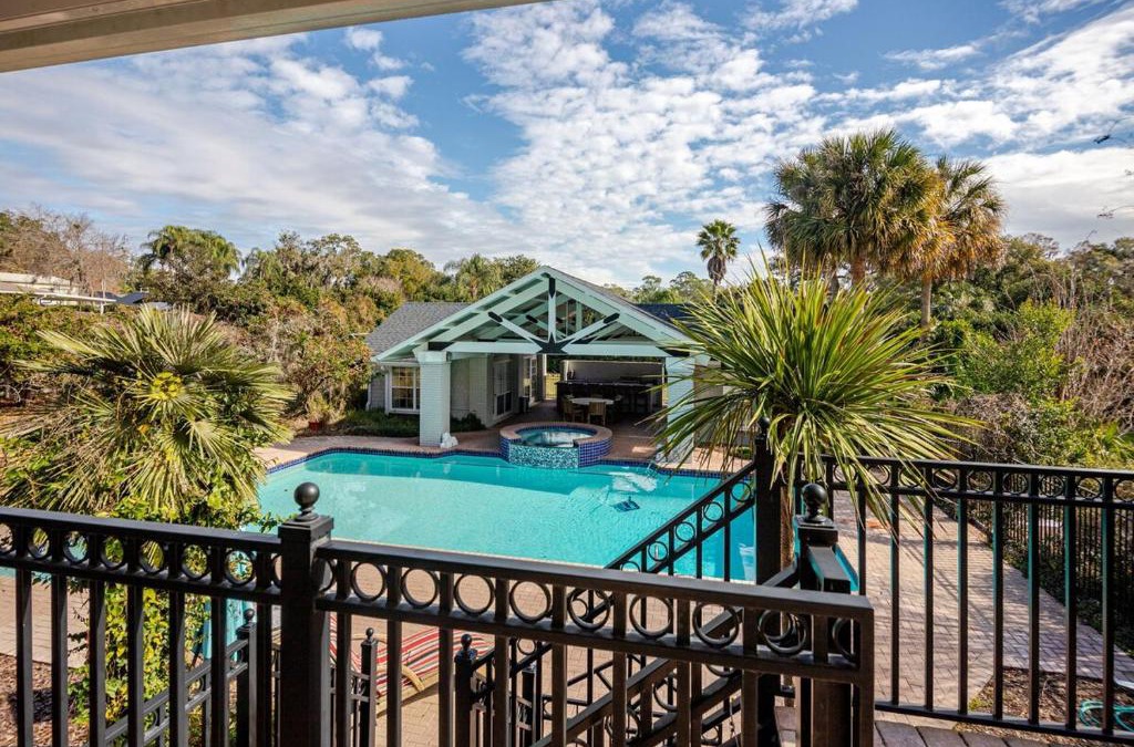 Historic District House | NEW Luxury Country Club Hot tub Gym Pool House Outdoor Kitchen EVENTS