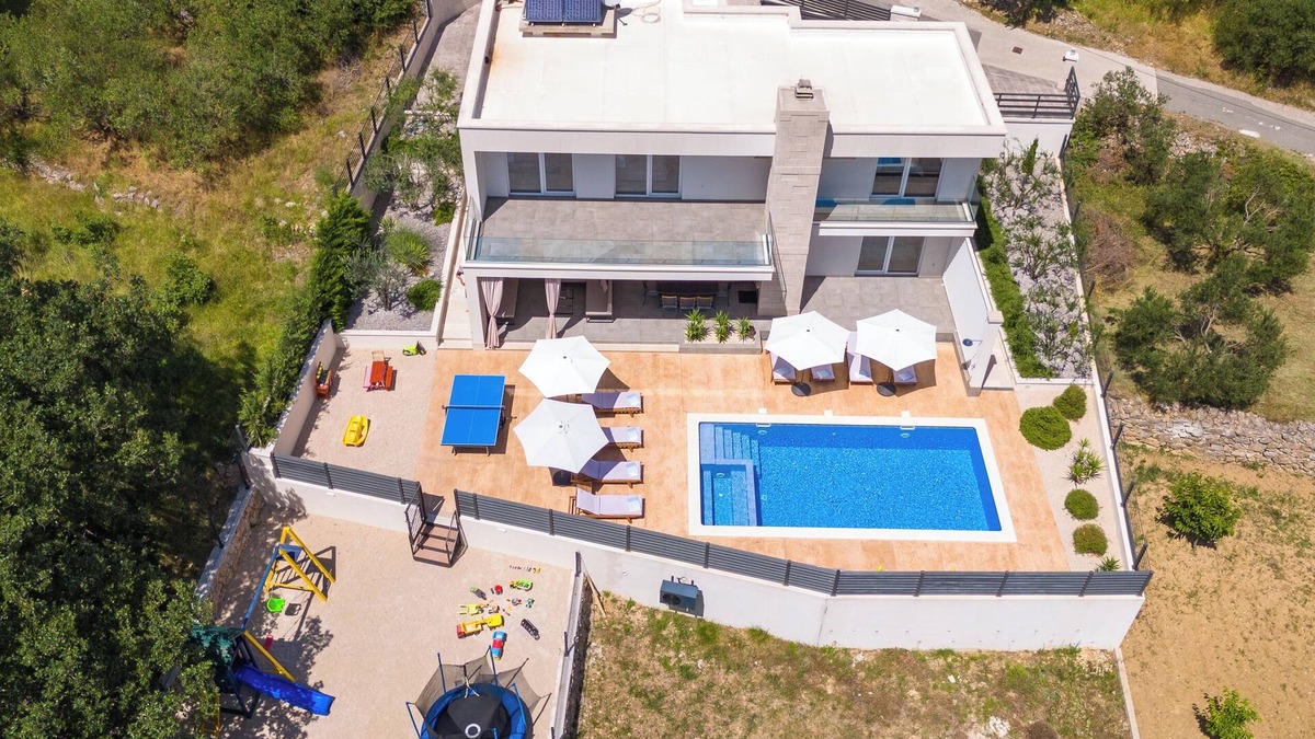 Srinjine Villa | NEW Luxury Family Villa Tanicius, heated pool,gym,4 en-suite bedrooms