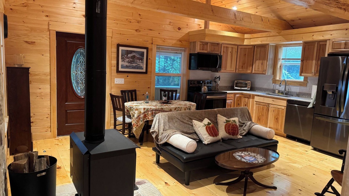 Windsor House | New Luxury Forest Lake House - Privacy & Nature