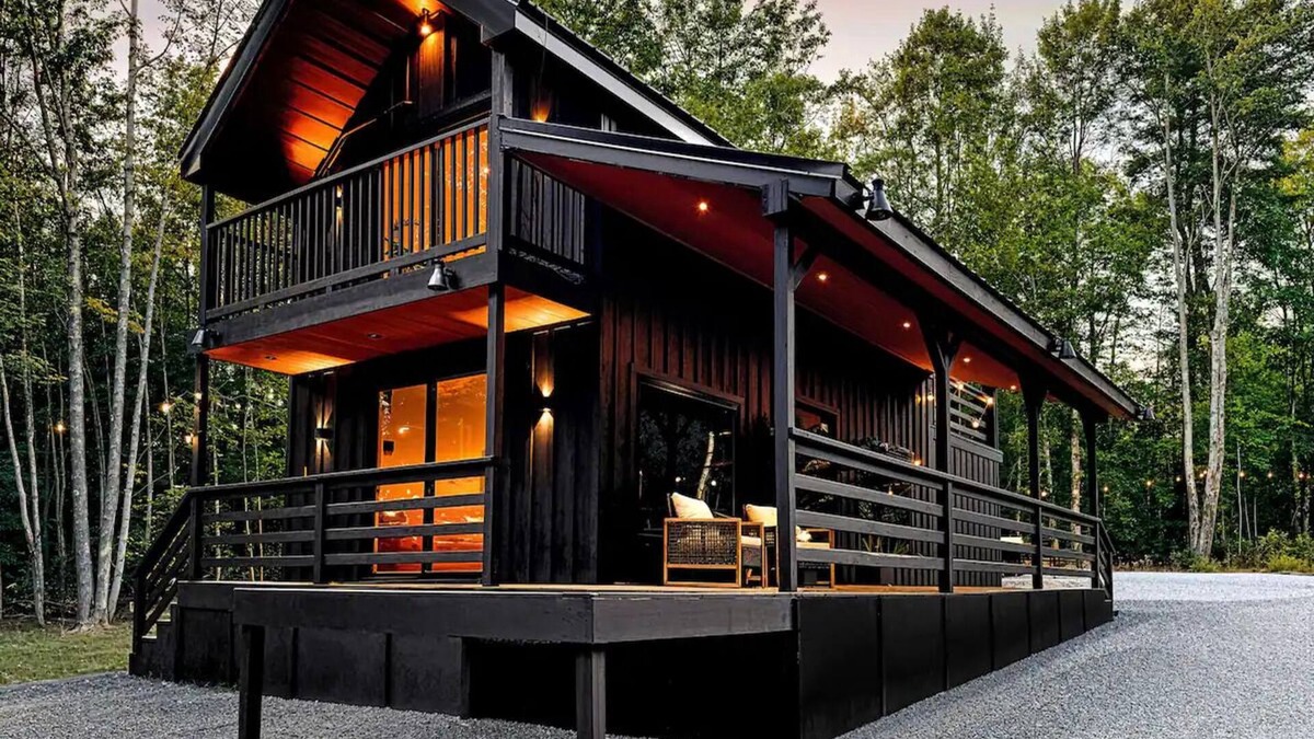 Davenport Cabin | NEW Luxury Getaway Chalet -Hot tub/Sauna and More!
