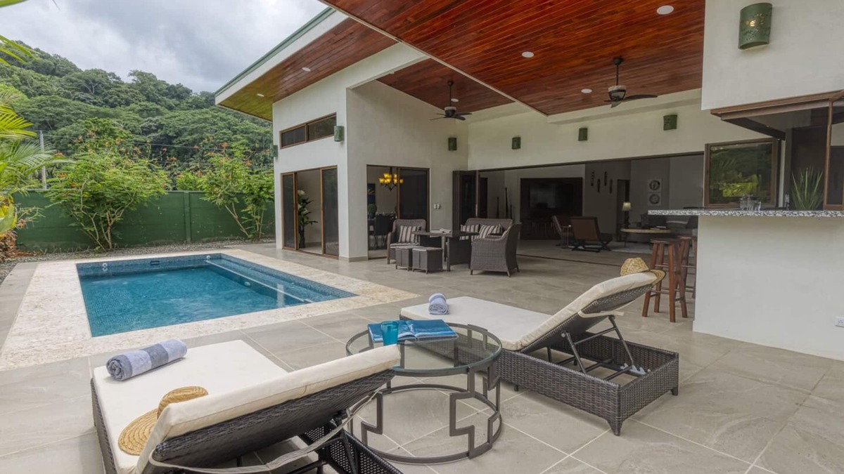 Dominical House | New Luxury Home, private pool! 300 steps to beach, 8 min. walk to bars & dining