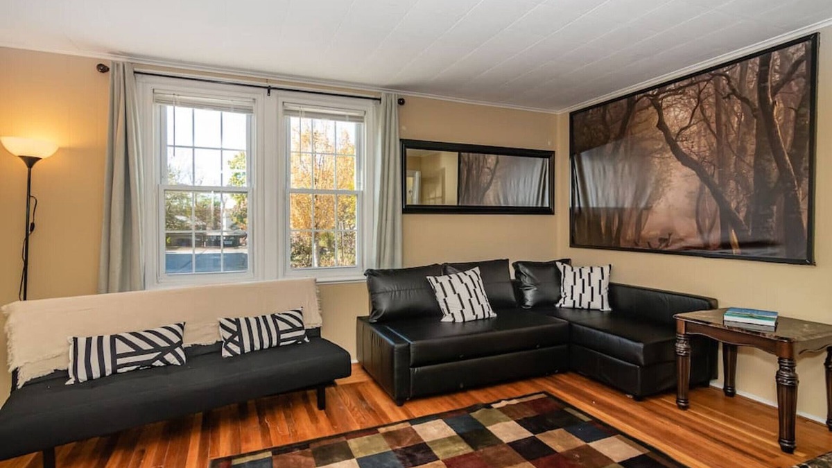 Bryn Mawr House | NEW-Luxury: Mainline Train, Colleges, Hospital