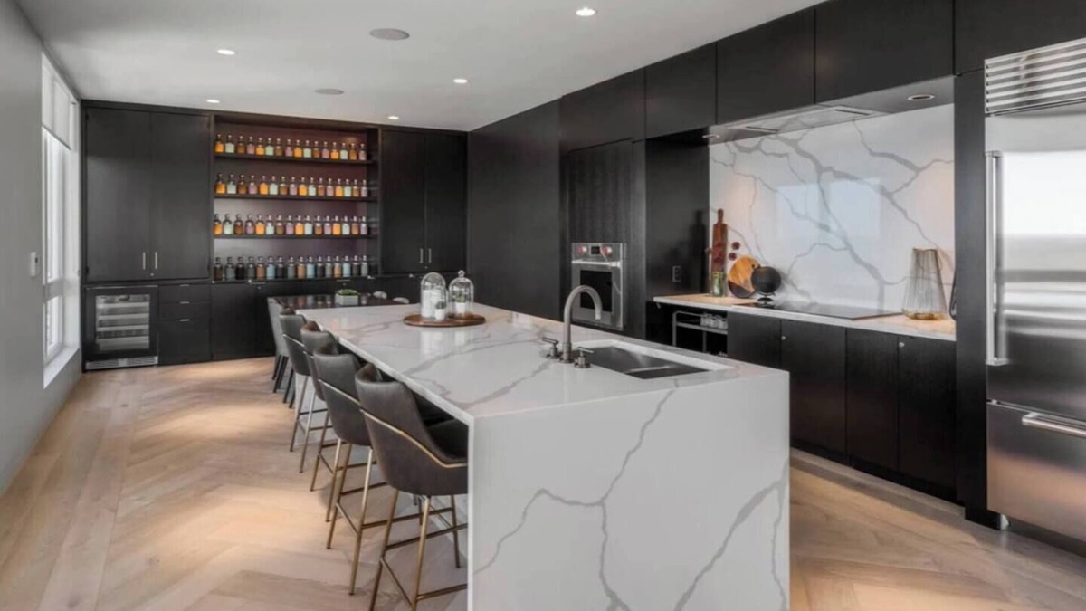 Home Park Apartment | NEW Luxury Midtown Views – Sleeps 5+Free Parking