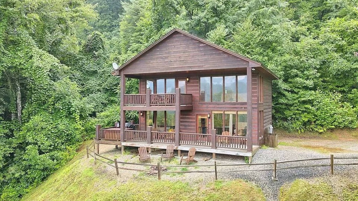 Bryson City Cabin | NEW! LUXURY MOUNTAIN CABIN, VIEWS, HOT TUB, FIRE PIT