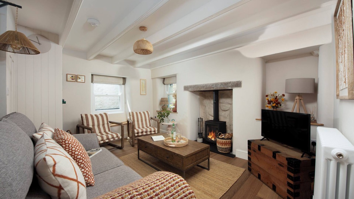 Mousehole Cottage | *NEW* Luxury Mousehole Cottage with Courtyard & Close to Beach