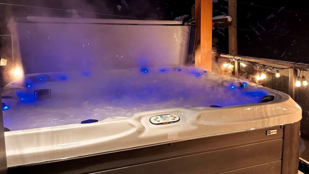 East Kootenay House | New Luxury, Ski in/out, Private Hot Tub, Sleeps 12