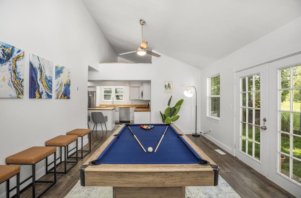 South Bend Villa | NEW Luxury Spacious & 10 min Driving to Notre Dame!