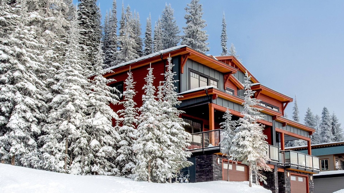 Silver Star Mountain Ski Chalet | NEW Luxury View Duplex on The Ridge – Ski-In/out with lots of extras!
