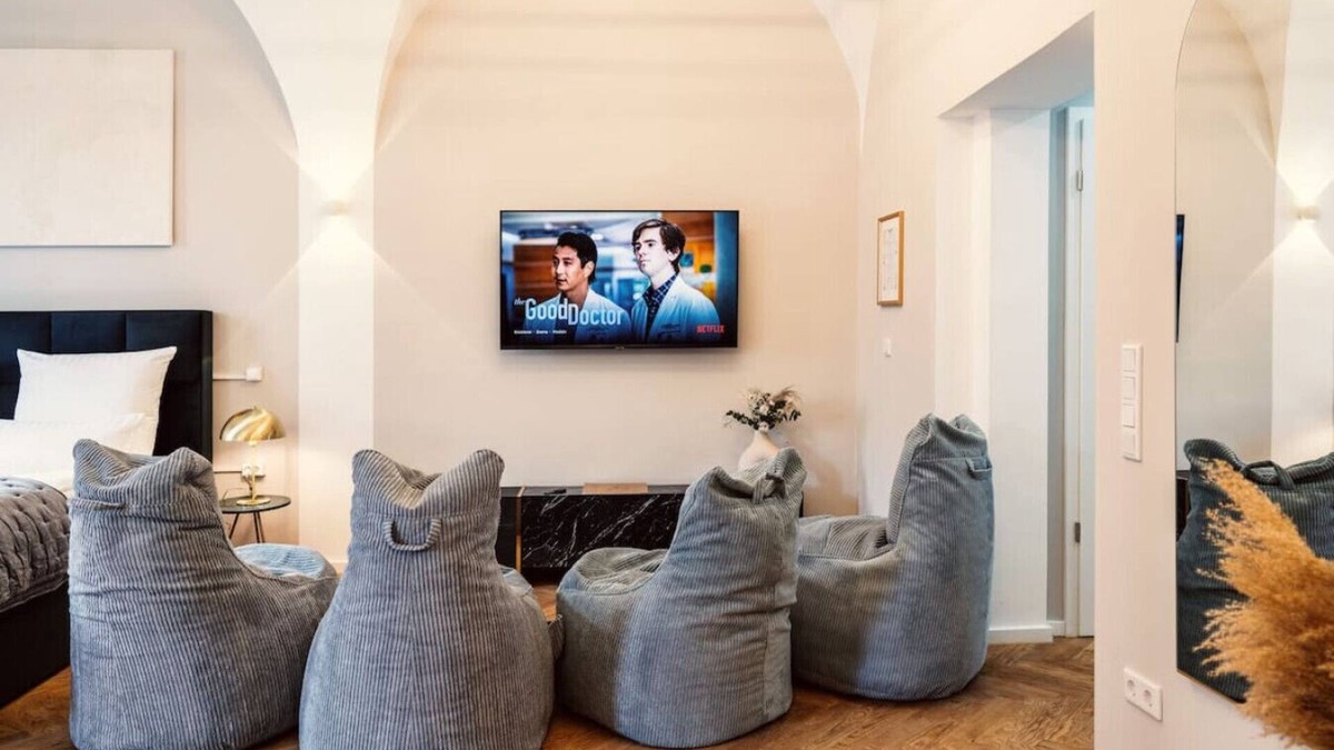 Innenstadt Apartment | NEW LUXUS Suite | TWO Kingbeds | Center | Netflix