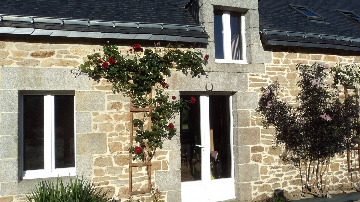 Camors Cottage | NEW management 2025. Homely detached cottage 1 acre of private garden with pool.