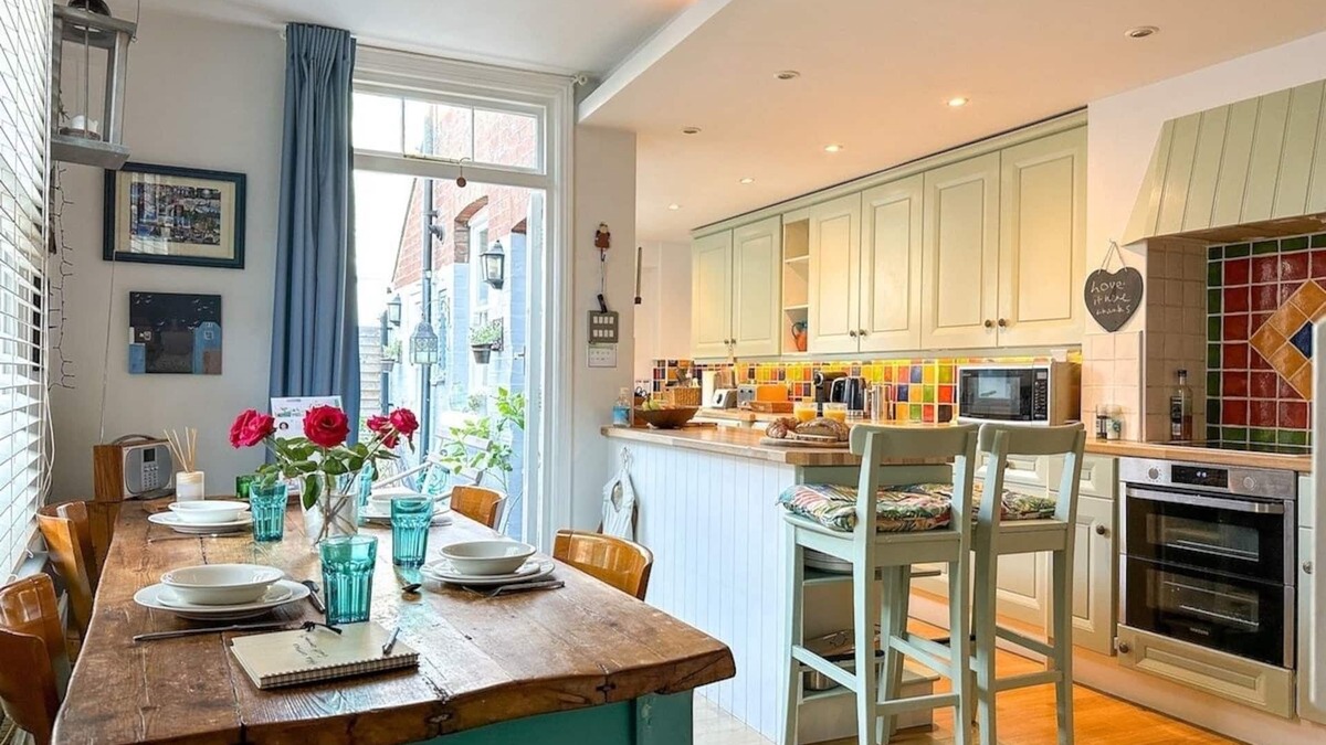 Canterbury House | NEW Maple Cottage - City Centre - FREE Parking